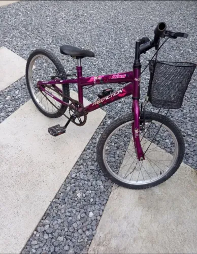Bicicleta Kiss Aro 20 Free Action (roxa)<br>Cesta Violeta Gliter
