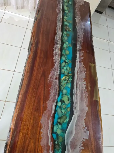 Mesa de Pau Brasil Rústica com Resina e cravado o fundo do mar real.