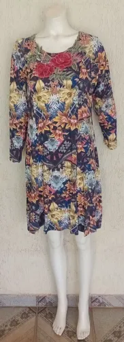 Vestido curto de mangas longas com estampa floral e detalhes bordados na gola. TAM. G