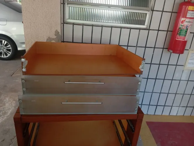 Cômoda de três gavetas só tem uma porém uma gaveta quebrou um vidro