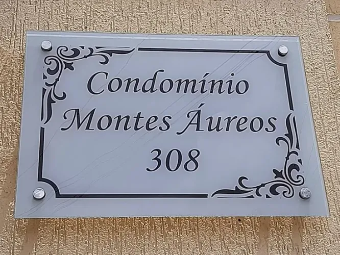 Placas decorativas, homenagem e identificações