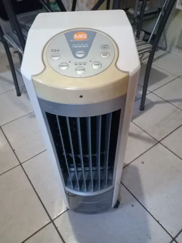 CLIMATIZADOR DE AR MG ELECTROLUX CAPACIDADE PARA 5.5 LITROS DAGUA ESTÁ FONCIONANDO Ok
