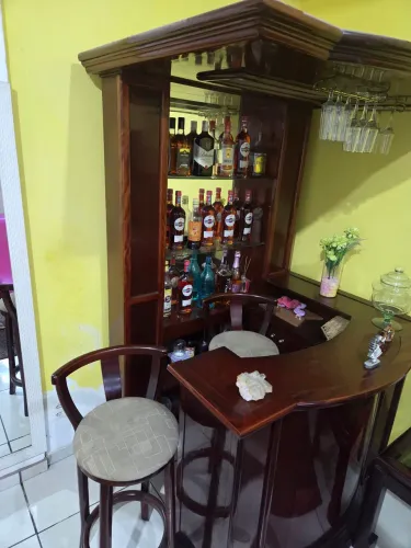 Bar Residencial de Madeira com Espelho e 3 Banquetes