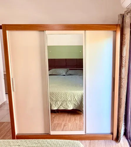 Guarda-Roupa Viena 3 Portas de Correr com Espelho - Excelente Estado