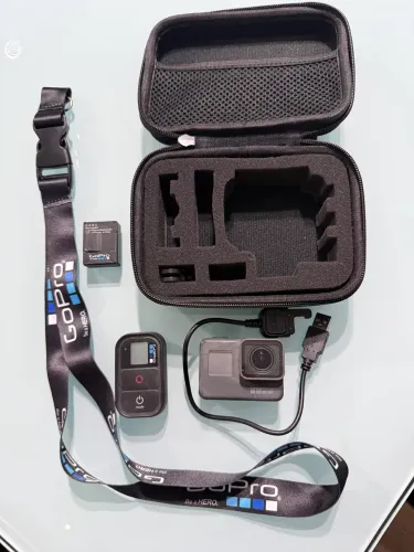 Go pró Hero 6 com acessórios.
