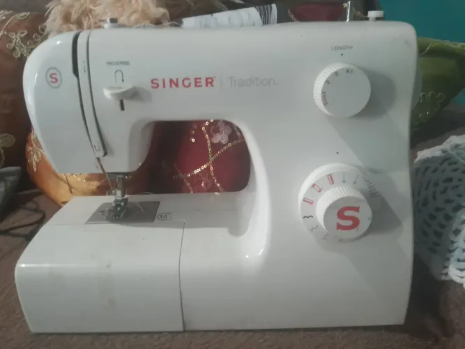 Maquina de costura singer tradition 2250