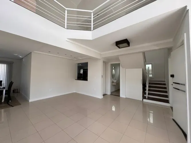 Espaçoso Casa para locação em Condomínio Alto Padrão