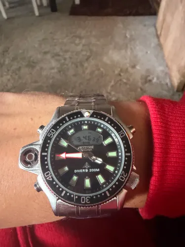 Vendo relógio valor 800 Reais fasso 500 avista 