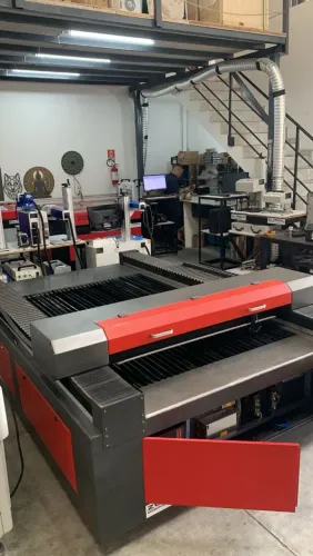 MÁQUINA LASER 150W - ÁREA 1,20 x 2,00m