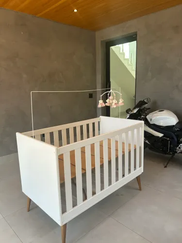Berço que vira cama 3 em 1  com véu e móbile de ursinhos. 