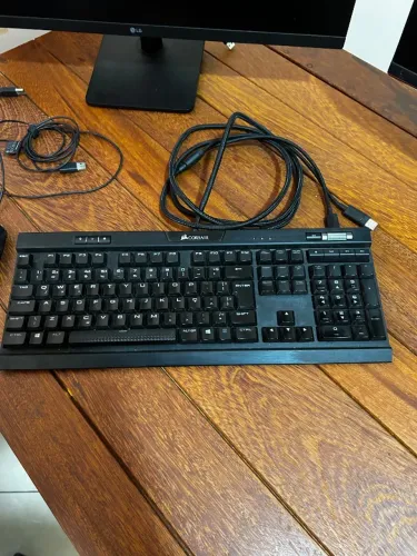 Teclado mecânico RGB Corsair K70 Rapdfire