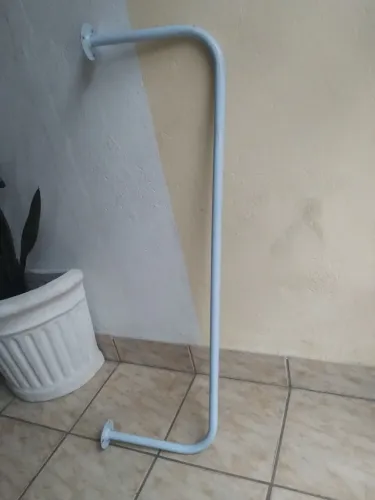 Barra porta cabides ou itens de loja