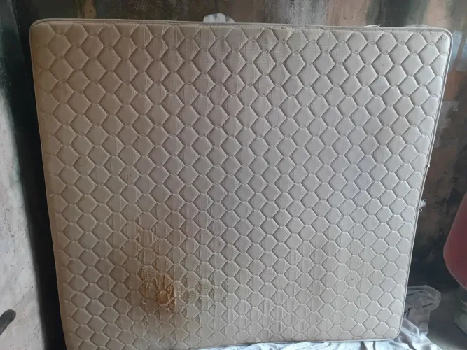 Colchão usado no estado conforme as fotos, somente um lado está com esse pequeno problema
