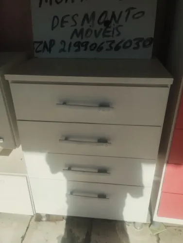 Cômoda com 4 gavetas 