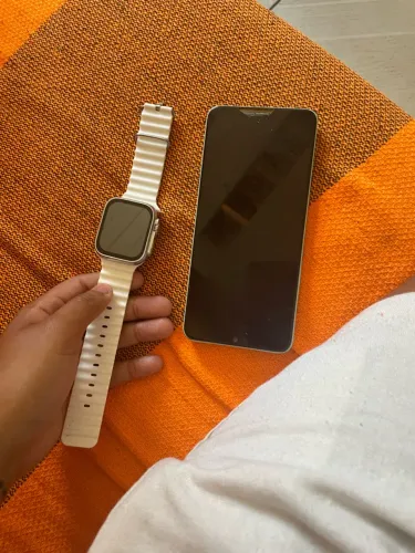 Celular com defeito e relógio com carregador