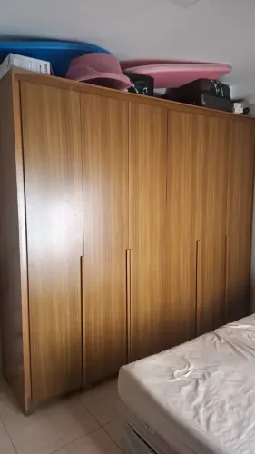Guarda Roupa grande, em perfeito estado, madeira de ótima qualidade. Nao tem nenhum lascad
