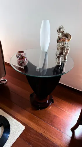 MESA DE CANTO DE VIDRO COM BASE DE MADEIRA - 70CM DIÂMETRO P/ 70CM ALTURA