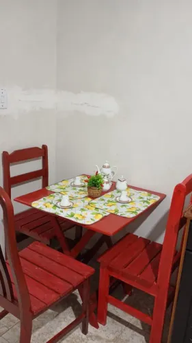 Mesa com 3 cadeiras de madeira