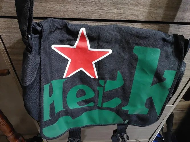 Bolsa de ombro da Heineken.