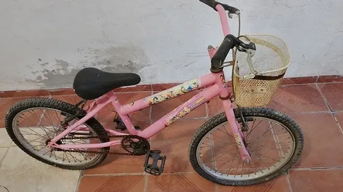 Bicicleta Infantil Rosa com Cestinha - Bom Estado