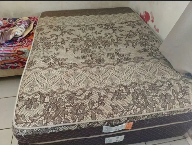 Cama Elástica de Casal - Confortável, Resistente e Ideal para Duas Pessoas<br>