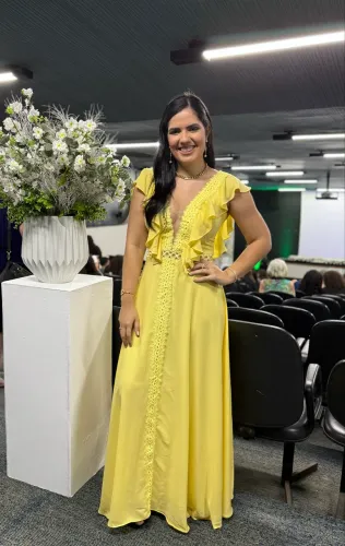 Vestido de Festa Longo Amarelo com Decote em Renda e Costas em Pérolas Veste P/M
