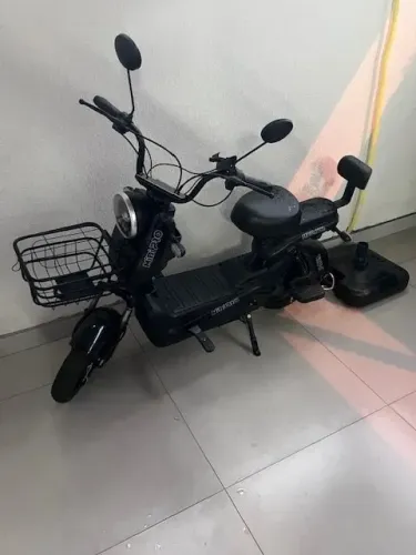 Scooter preta Mobbi linda e semi nova 1000 watts com pouco uso, bluethoo e alarme