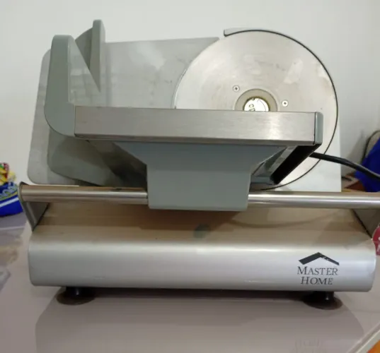 Vendo fatiador de frios elétrico 127 volts