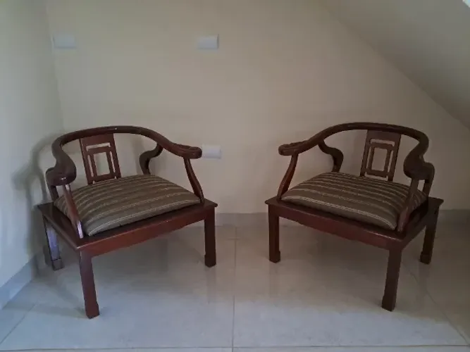 Jogo de duas cadeiras de madeira