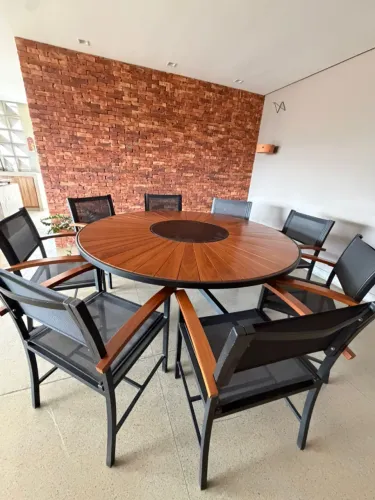 Mesa Zurick Luxo 1,80 semi nova com centro giratório. 8 cadeiras.
