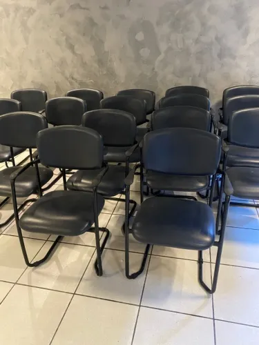 Cadeira acolchoada com braço e super confortável!