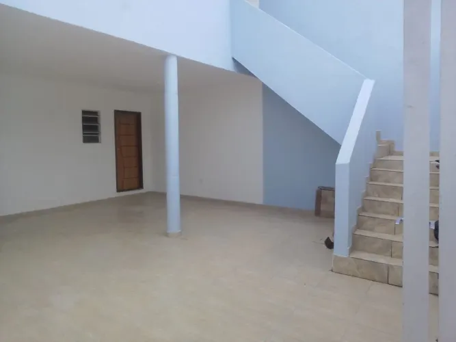 Alugo casa com 3 cômodos. Com área de serviço e banheiro internos e individuais!