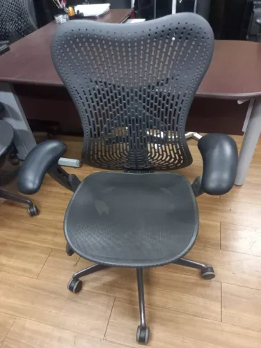 Cadeira de escritório Herman Miller Mirra 1