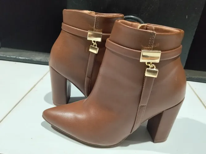Bota marrom 