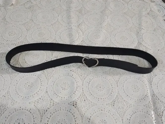 Cinto preto com fivela de coração