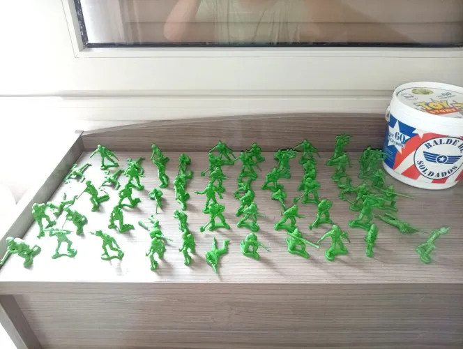 60 miniaturas de soldadinhos de guerra verde para brincar e colecionar - em várias poses