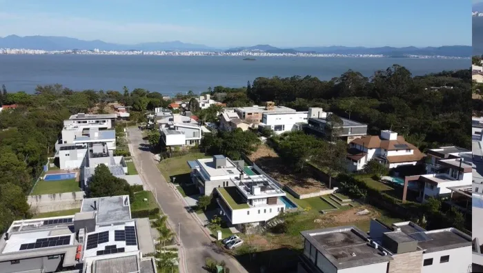 À venda | Terreno de 762 m² em condomínio fechado de alto padrão - Cacupé, em Florianópoli