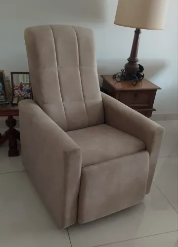 Cadeira do Papai, marca Delare; cor bege/cinza