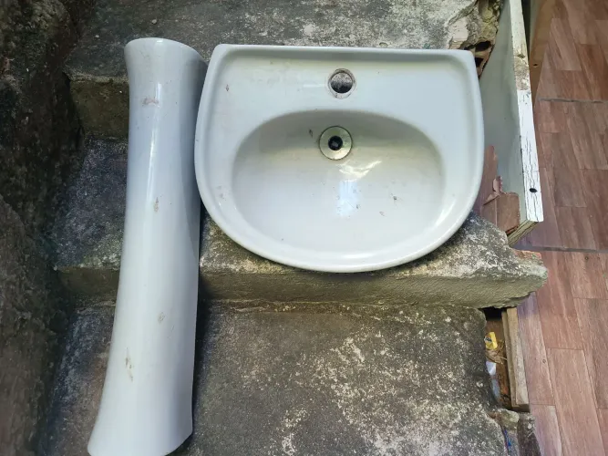 Pia de Banheiro com Vaso sanitário R$ 200,00