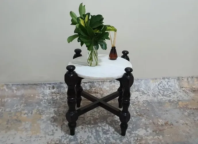 Mesa de canto em mármore e madeira torneada