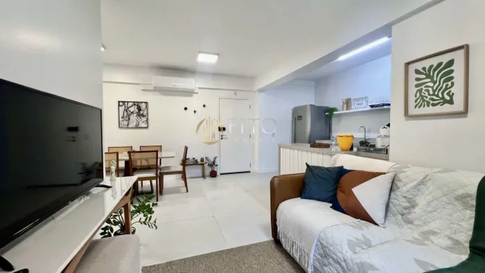Apartamento Pé na Areia à Venda em Canasvieiras | 2 Dormitórios | Mobiliado | Acesso Priva