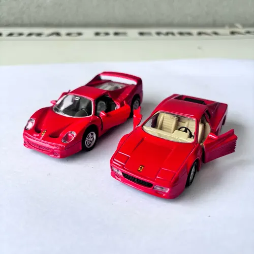 Kit com 2 Miniaturas Ferrari Vermelhas - Portas que Abrem. | Maisto - 1/39