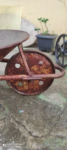 Carrinho de mão ,muito antigo,ferro puro para decoração:
