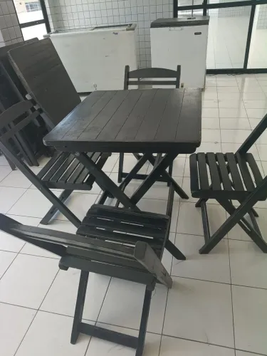 Mesa  de madeira todo em ordem com 4 cadeira