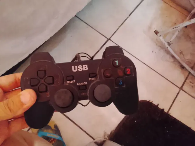 Controle USB , pouco uso. Funcionando todos os botões. Só pegar e jogar