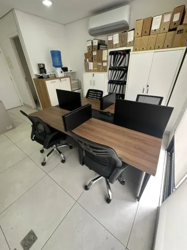 Mesa de escritório, conj. de 4 cadeiras e gaveteiro