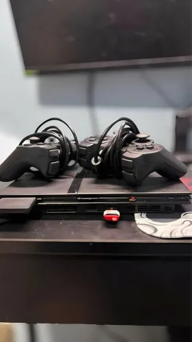 PlayStation 2 Slim em ótimo estado de funcionamento.