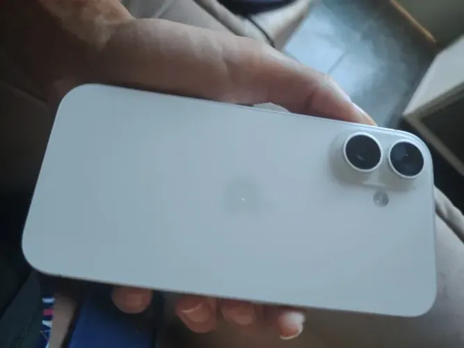 iPhone 16 