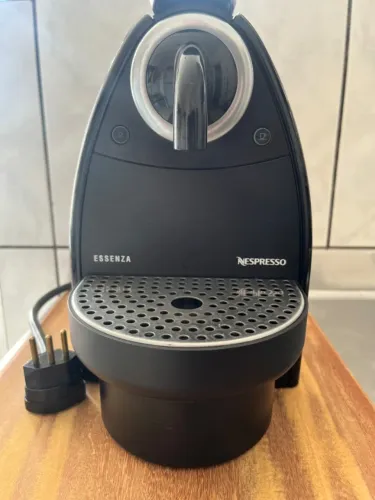 Cafeteira Nespresso Essenza Automática C 100 19 Bar USADA 127V