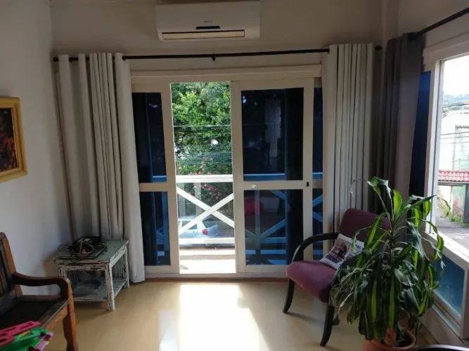 Casa com 3 dormitórios no bairro Ipanema